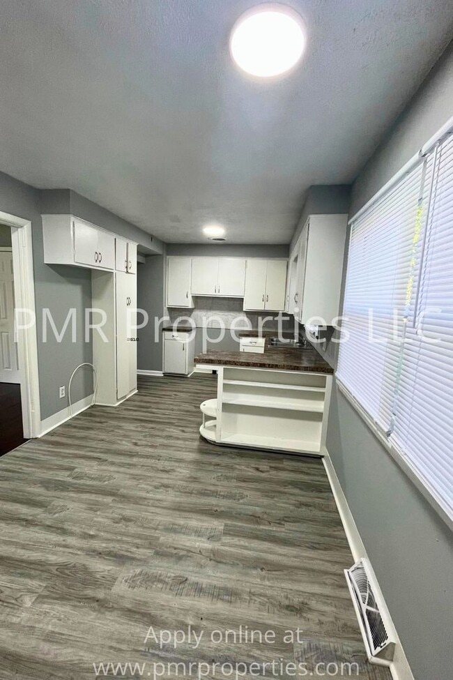 Building Photo - 3 Bedrooms / 1 Bathroom House