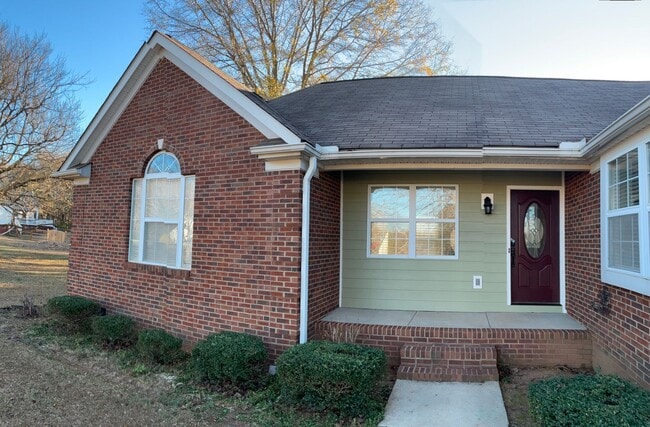 Foto del edificio - AVAILABLE NOW! 3 Bedroom 2 Bath Home on over 1 Acre in York with Clover Schools