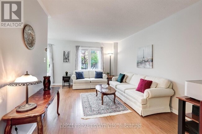 Photo du bâtiment - 1176 Treetop Terrace