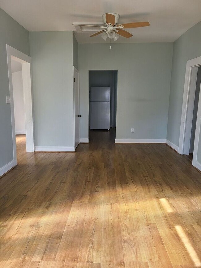 Building Photo - 1 bedroom Historic Cottage half Block from...