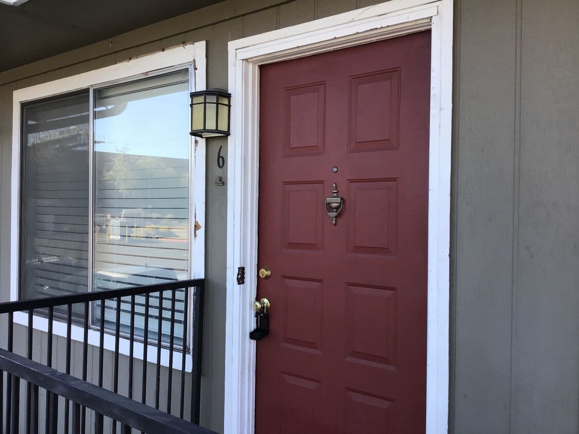 <b>2 Bedroom Reno Condo in Gated Community<br><br> - 2 Bedroom Reno Condo in Gated Community