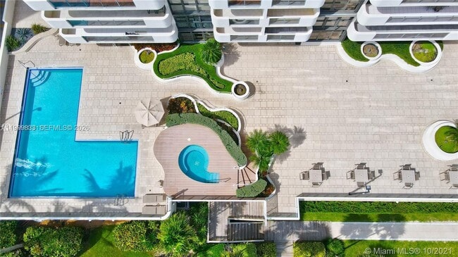 Foto del edificio - 5757 Collins Ave