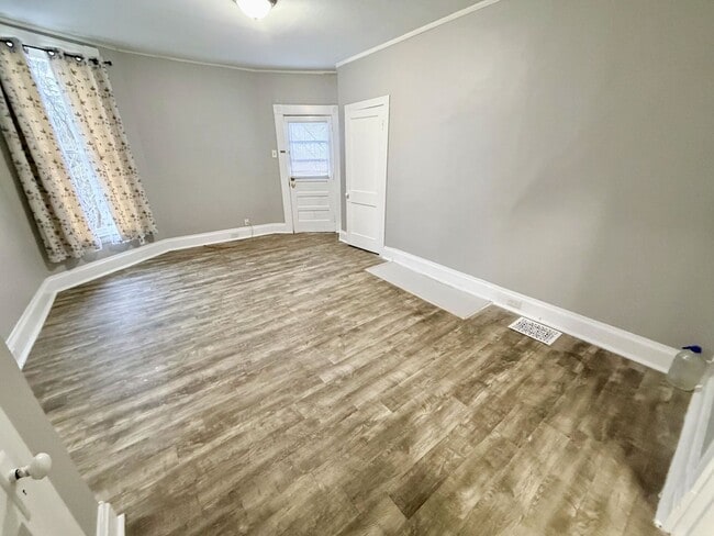 Building Photo - 511 S Broadway St