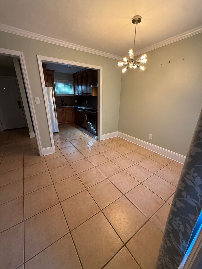 Building Photo - 2/2.5 Townhouse off of Tharpe st! Central ...
