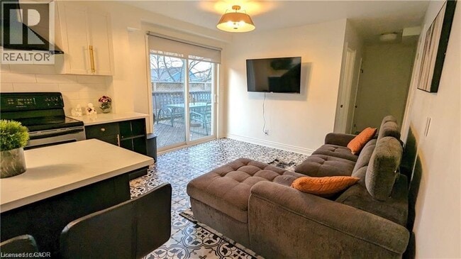 Building Photo - 18 Mountain St