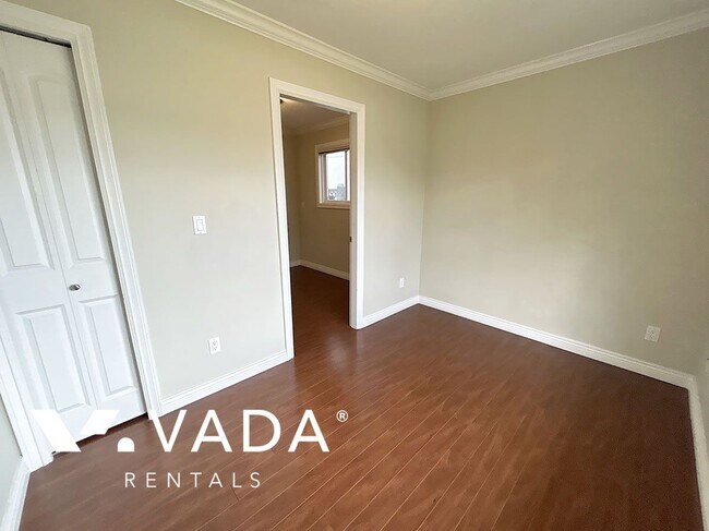 Photo du bâtiment - Knight 1 Bedroom Basement Suite For Rent 2...
