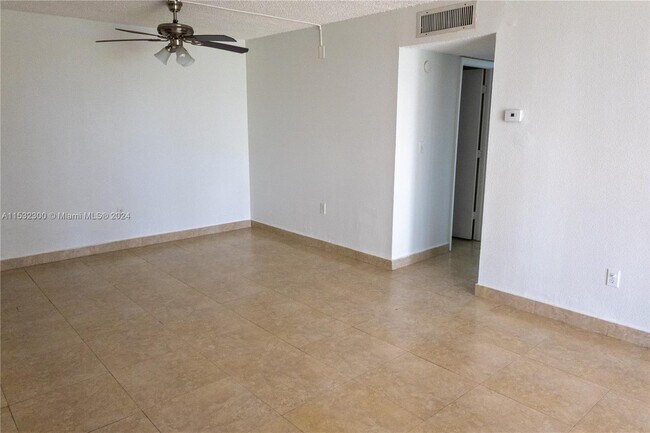 Building Photo - 9350 Fontainebleau Blvd