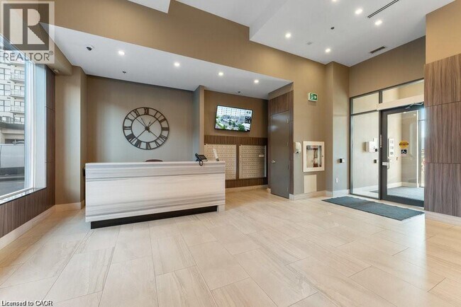 Photo du bâtiment - 560 N Service Rd