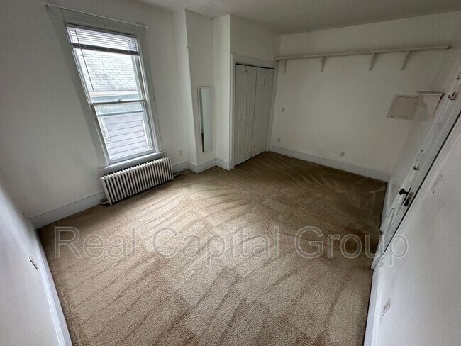 Foto del edificio - 74 Pawling Ave