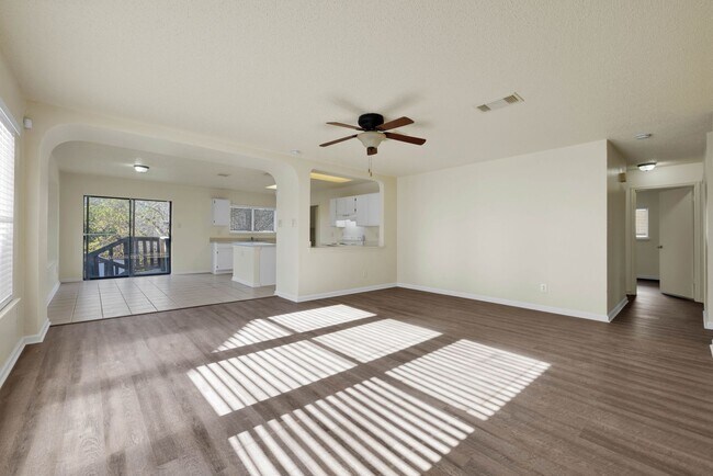 Foto del edificio - Beautifully Renovated 3-Bedroom, 2-Bathroo...