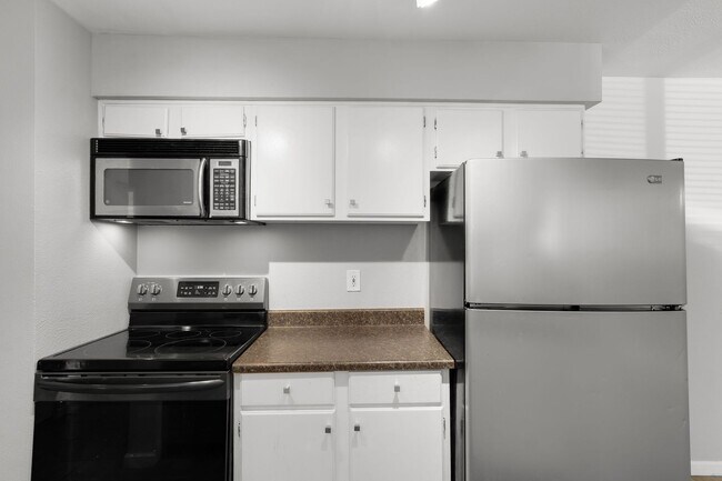 Building Photo - 2BR SFR • Stainless Appliances • Resort Amenities in Denver