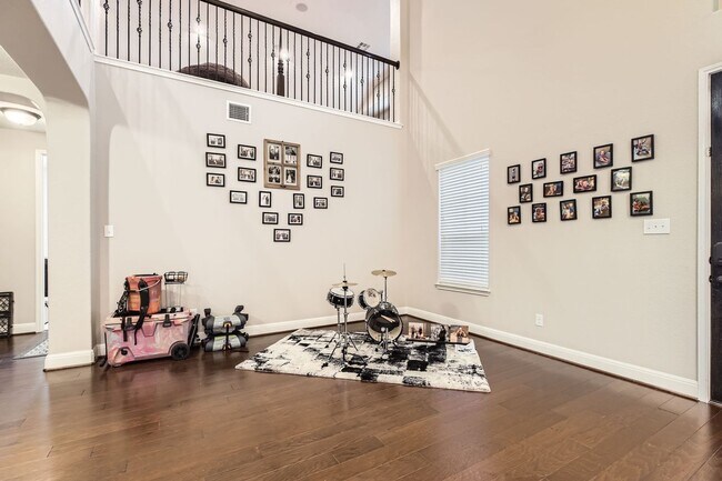 Foto del edificio - 5 Bedrooms and 3+ Living Spaces!