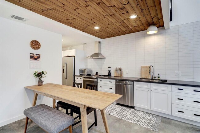 Building Photo - 6161 Culberson St
