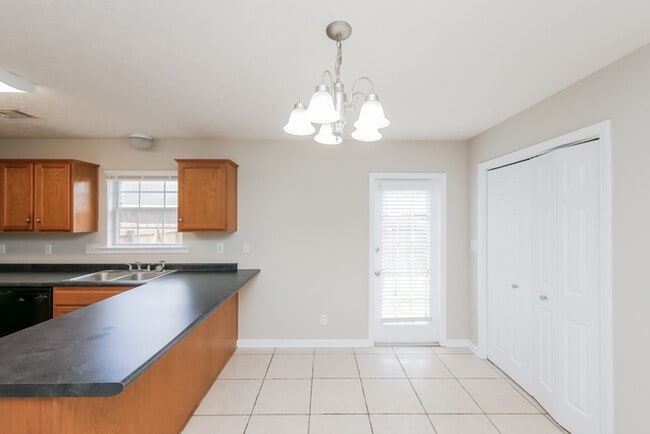 Building Photo - 826 Cottage Ln