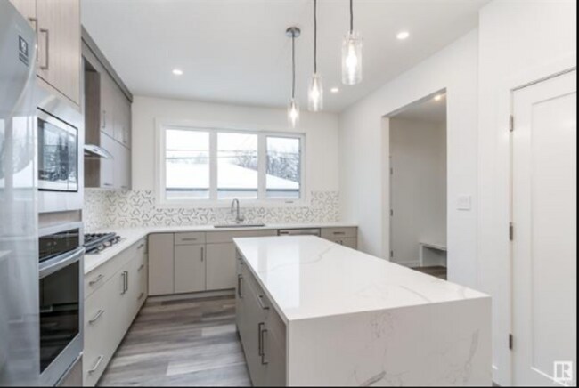 Building Photo - 10426-10147 147 St NW