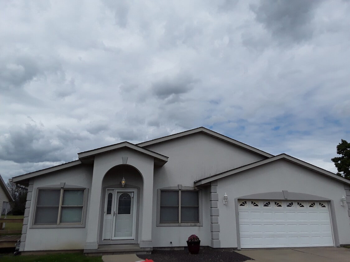 707 Oakbrook Ave, Chatham, IL 62629 House Rental in Chatham, IL