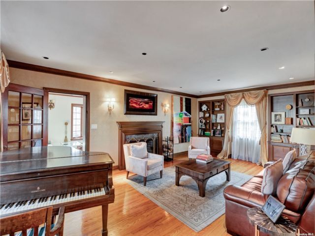 Primary Photo - 2 Grosvenor Pl