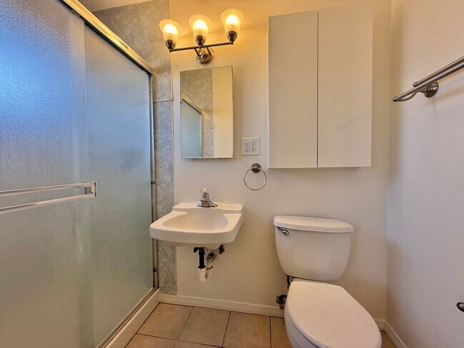 Building Photo - 3 bedroom house in Santee with Large yard,...
