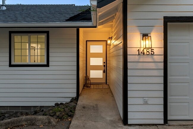 Building Photo - 1485 SE Parkwood St