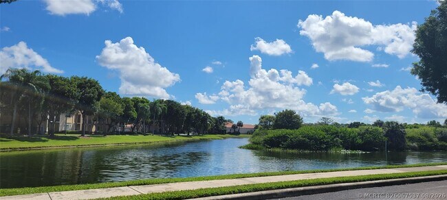 Foto del edificio - 2496 Centergate Dr