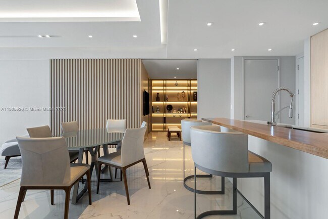 Building Photo - 15701 Collins Ave