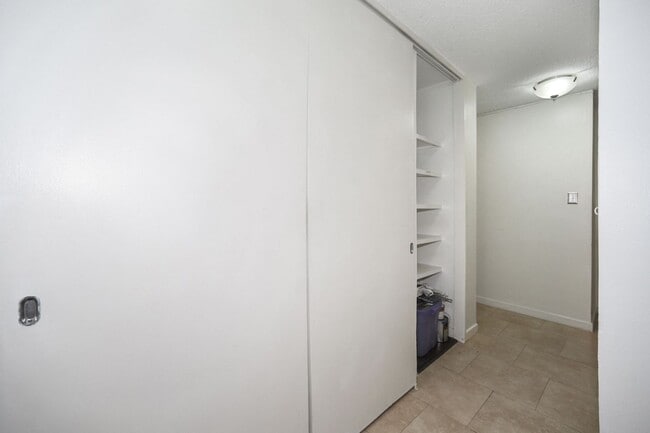 Building Photo - Available Now! Spacious 2 Bedroom 1 bathro...