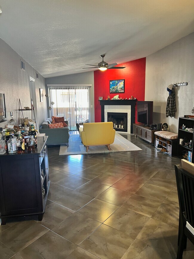 Living space - 3031 N Civic Center Plz