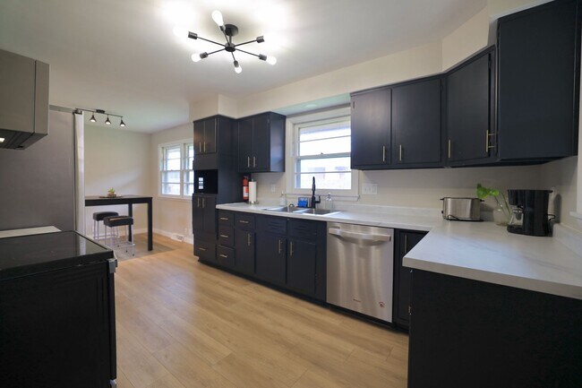 Foto del edificio - 1534 N Woodburn Ave