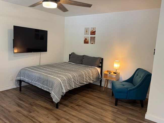 Building Photo - 806 S Elm St