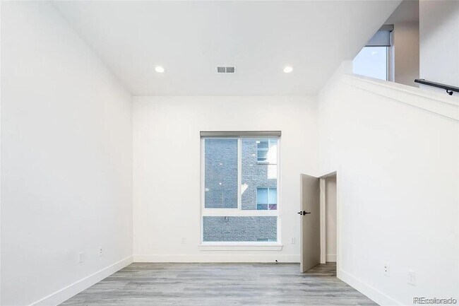 Foto del edificio - 3460 S Corona St