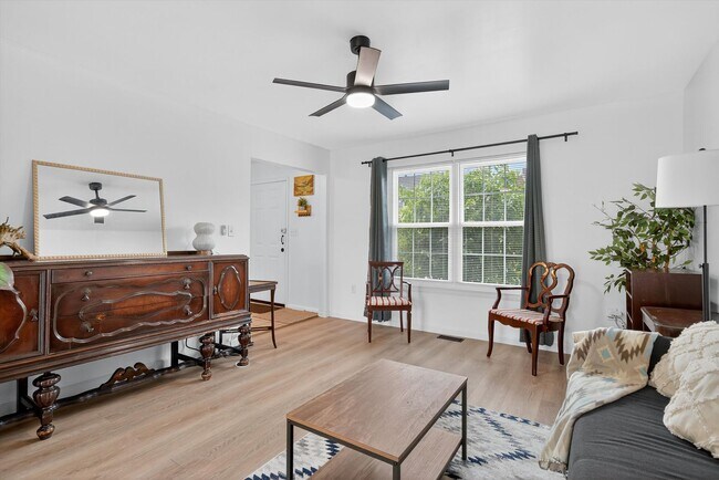 Foto del edificio - Gorgeous Newly Renovated 3 BR, 2.5 BA Town...