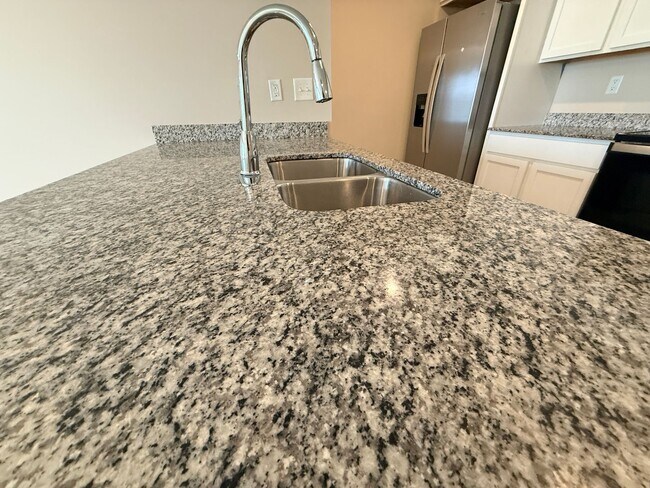Building Photo - Beautiful townhome
