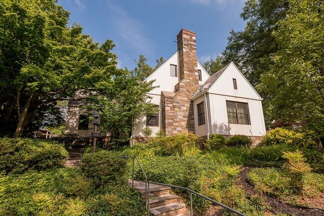Building Photo - Prominent Detached Home on Corner Lot in N...