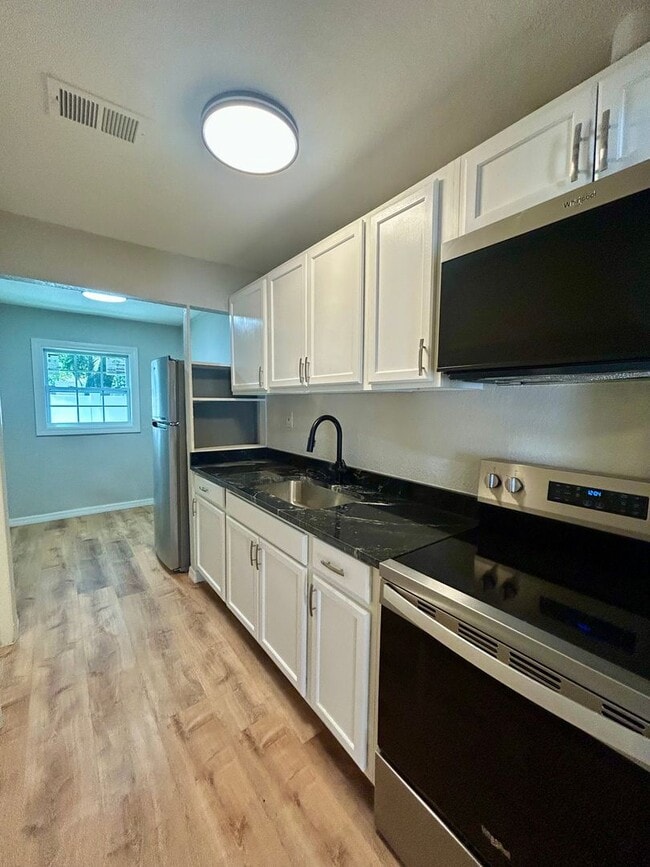 Building Photo - Stylishly Renovated 2-Bedroom Home in Prim...