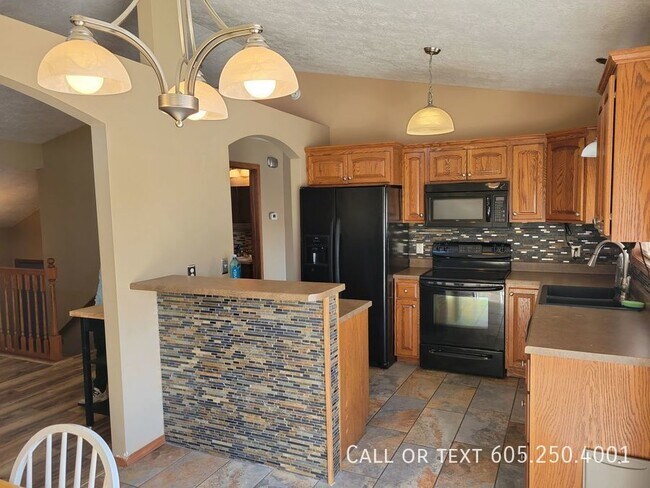 Building Photo - Modern 4 Bedroom 2 Bathroom House with att...