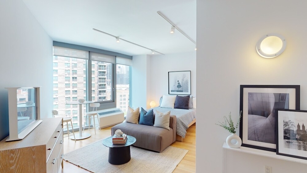Primary Photo - 550 W 54th St
