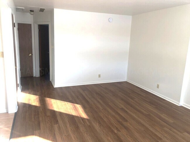 Building Photo - Zip Zap Properties