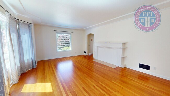 Foto del edificio - North Portland Living at Its Best | 2 Bed, 1 Bath!