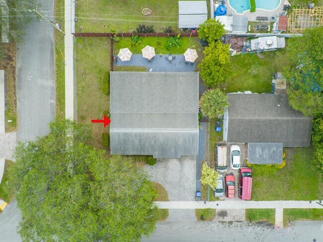 Vista aérea de la casa y el patio - 6500 SW 16th St