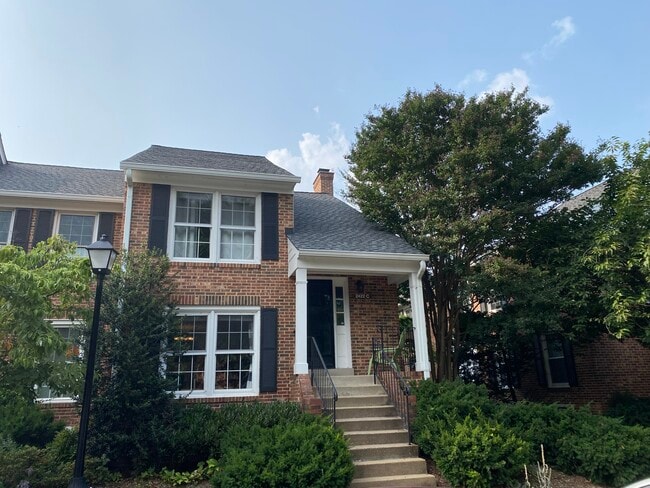 Building Photo - 2422 S Walter Reed Dr