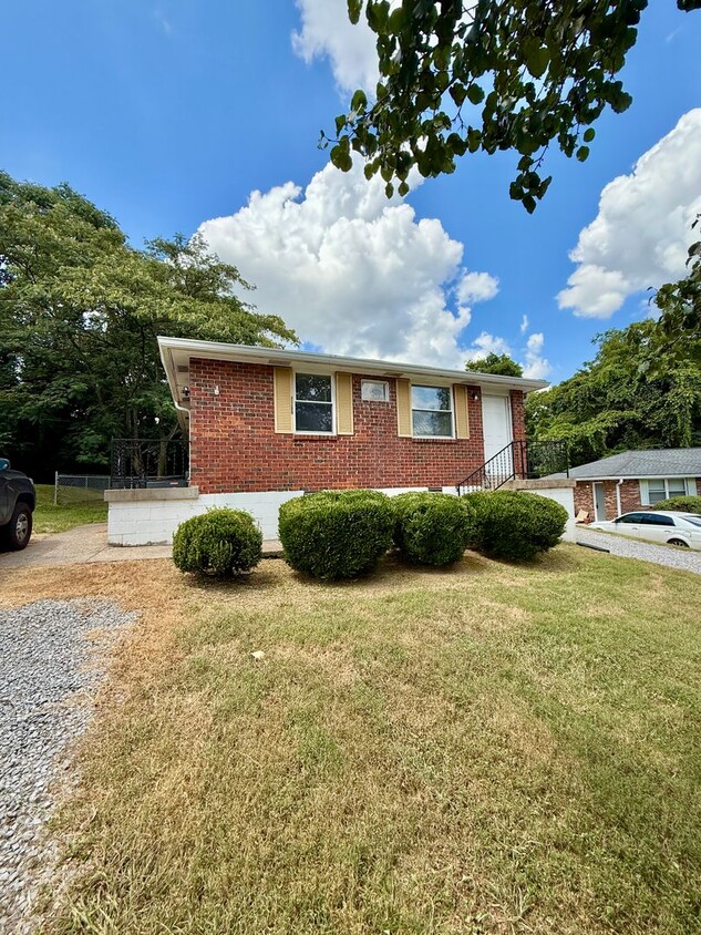 East Nashville living for $1400!!! Avail Dec 1. Act fast! - East Nashville living for $1400!!!   Avail Dec 1.  Act fast!