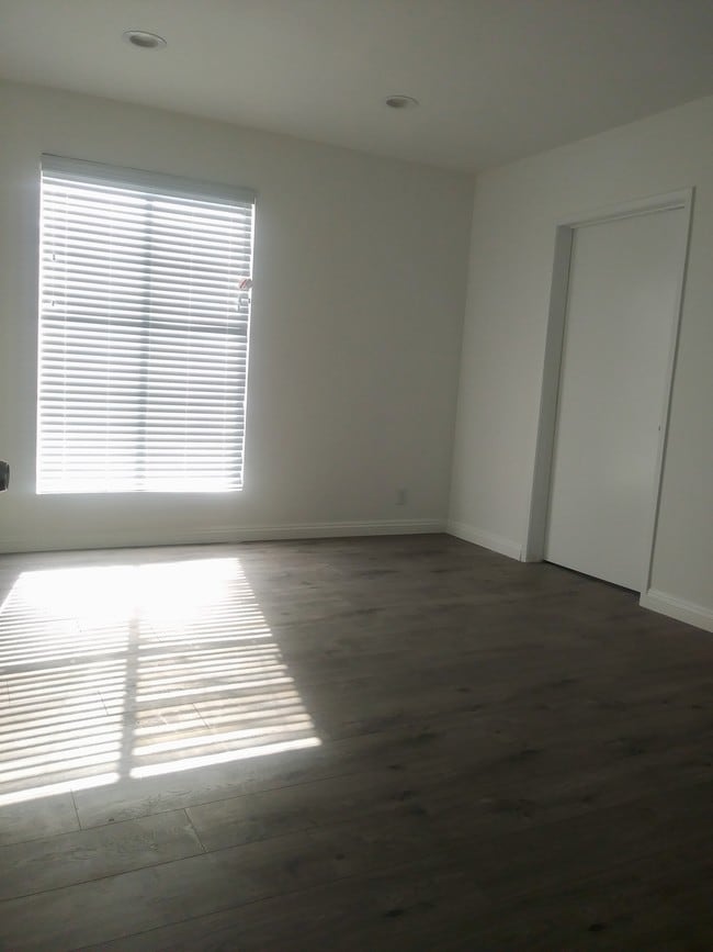 Building Photo - 827 S St Andrews Pl