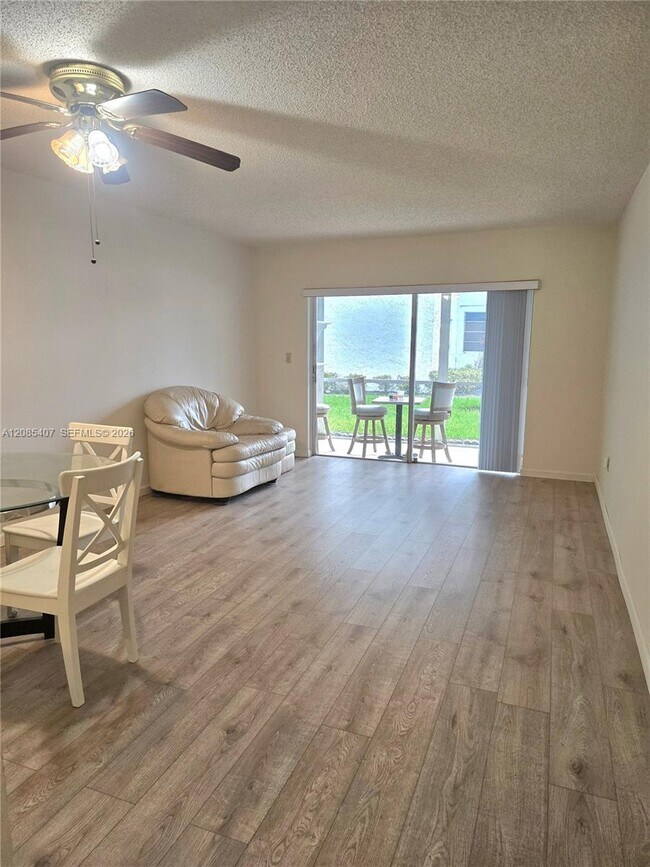 Foto del edificio - 3000 Sunrise Lakes Dr W