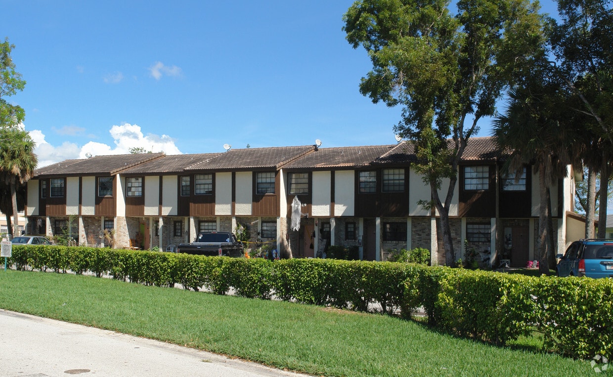 Primary Photo - Highgate Townhomes