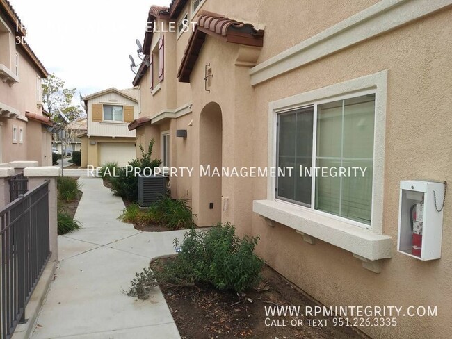 Building Photo - Spacious Townhouse