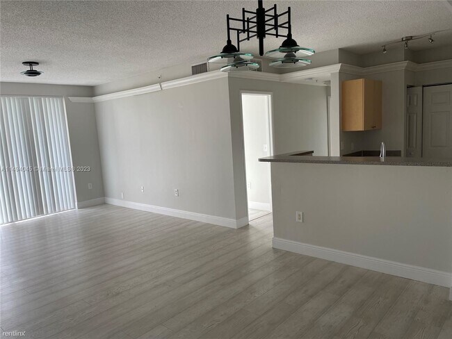 Foto del edificio - 3 br, 2 bath House - 7950 N Nob Hill Rd Ap...