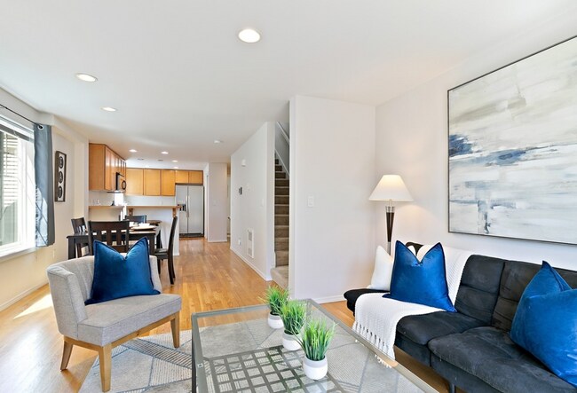 Building Photo - Wonderful 3 bed Townhome w/garage in Northgate! AVAILABLE 10/7/2026!