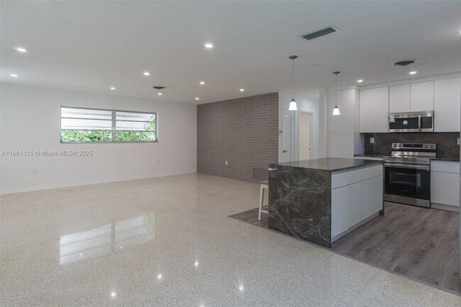 Foto del edificio - 904 NE 96th St