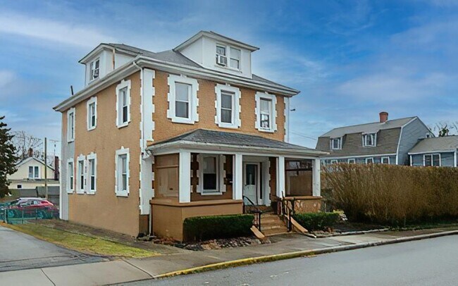 Building Photo - 10 Braman St