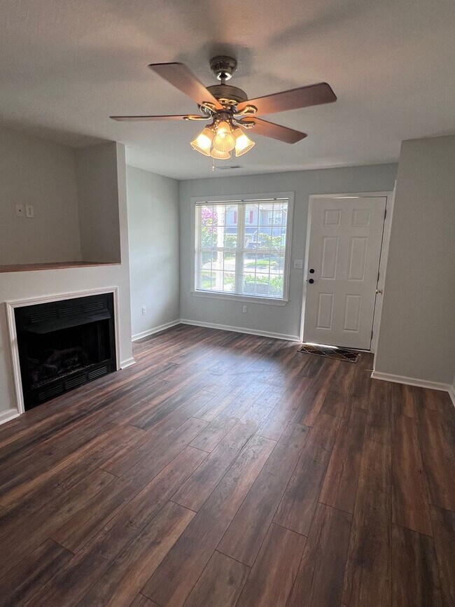 Foto del edificio - Stafford Crossing Condo, End unit with gar...